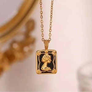 NEW QUEEN 18K GOLD SQUARE PENDANT NECKLACE